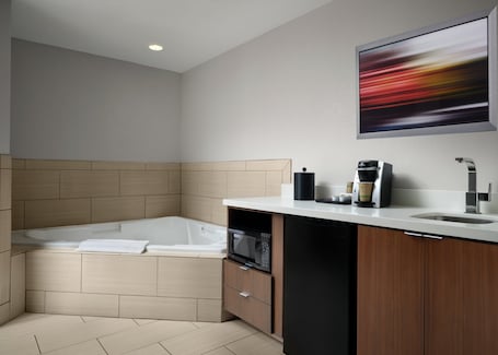 Suite, 1 letto king, idromassaggio (Living Area) | Biancheria da letto di alta qualità, materassi a doppio strato. Holiday Inn Express & Suites New Orleans Airport South by IHG