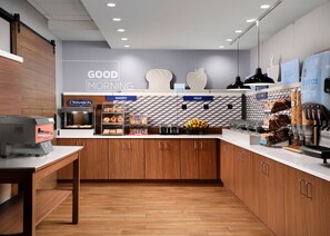 Café da manhã com buffet grátis todos os dias
