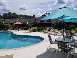 Outdoor pool - Hospitality Inn (Jacksonville)