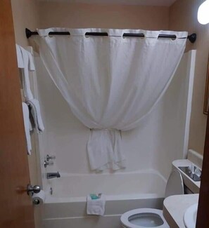 Baño | Tina con regadera, secadora de cabello, toallas 