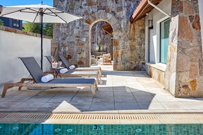 3 piscines extérieures, cabanons gratuits, parasols de plage