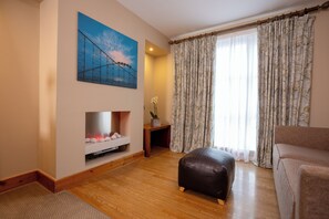 Deluxe Room | Desk, iron/ironing board, free WiFi, bed sheets