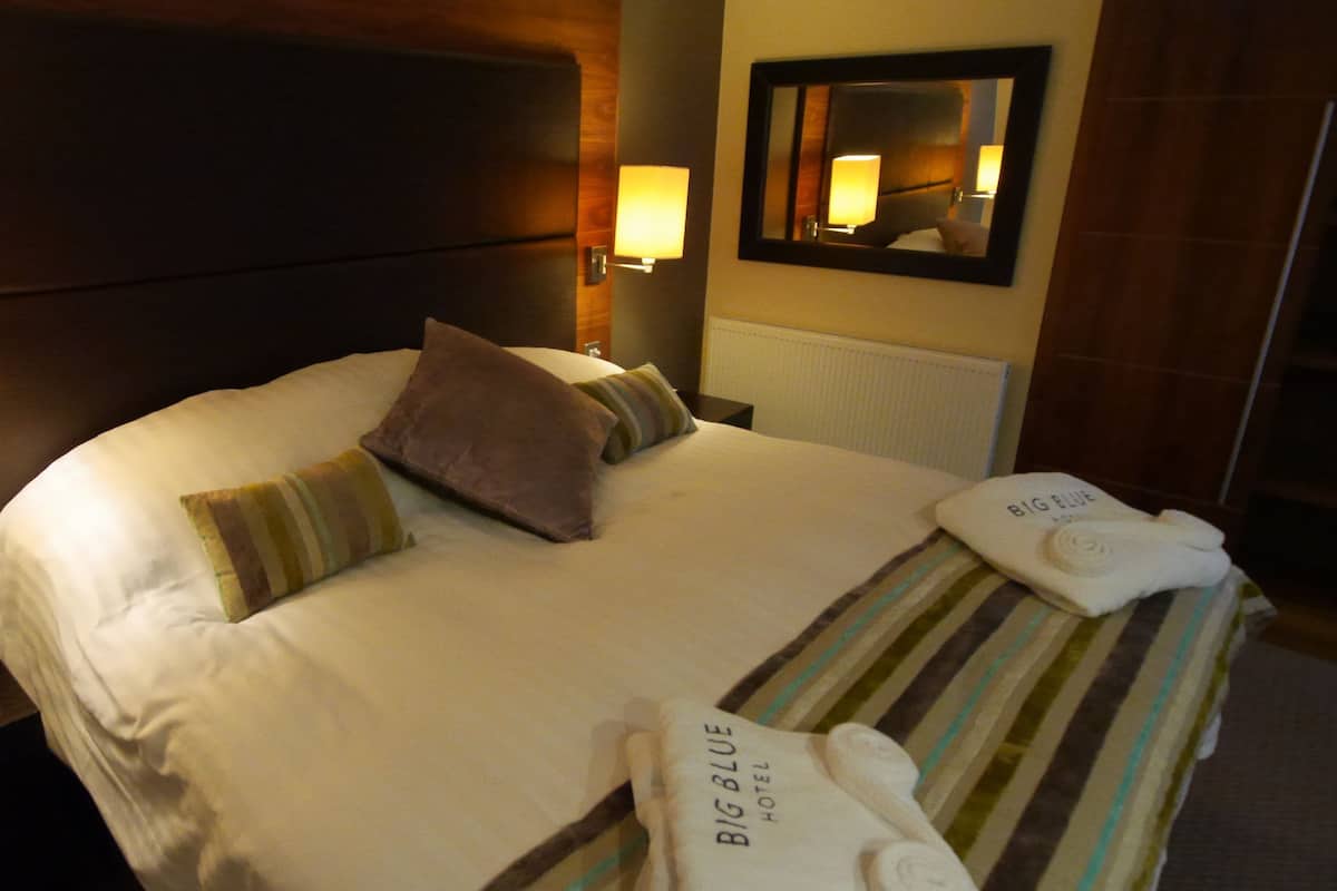 deluxe suite, 1 king bed, park view | 1 bedroom, desk, iron/ironing board, free wifi