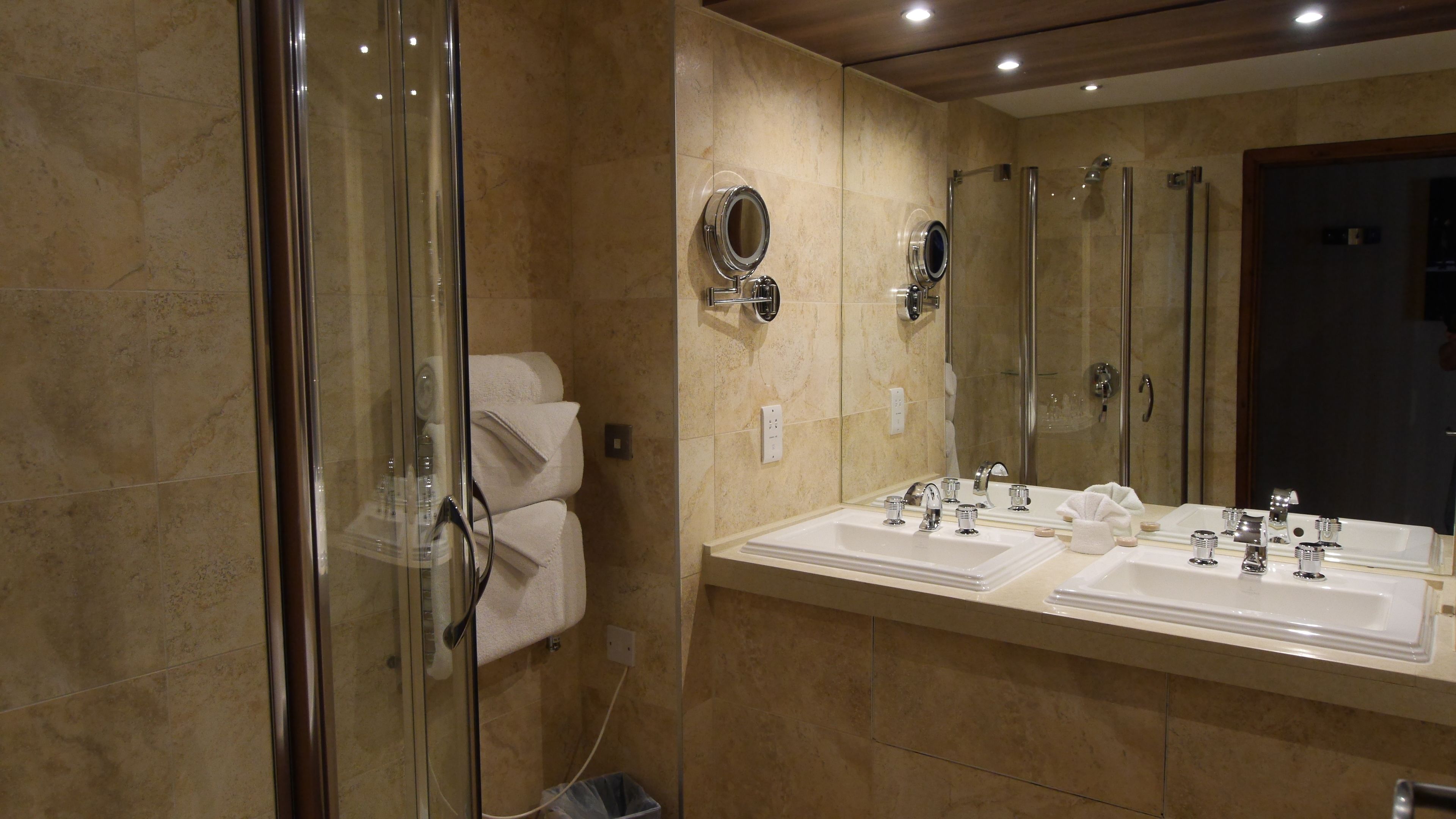 deluxe suite, 1 king bed, park view | bathroom | designer toiletries, hair dryer, towels, shampoo