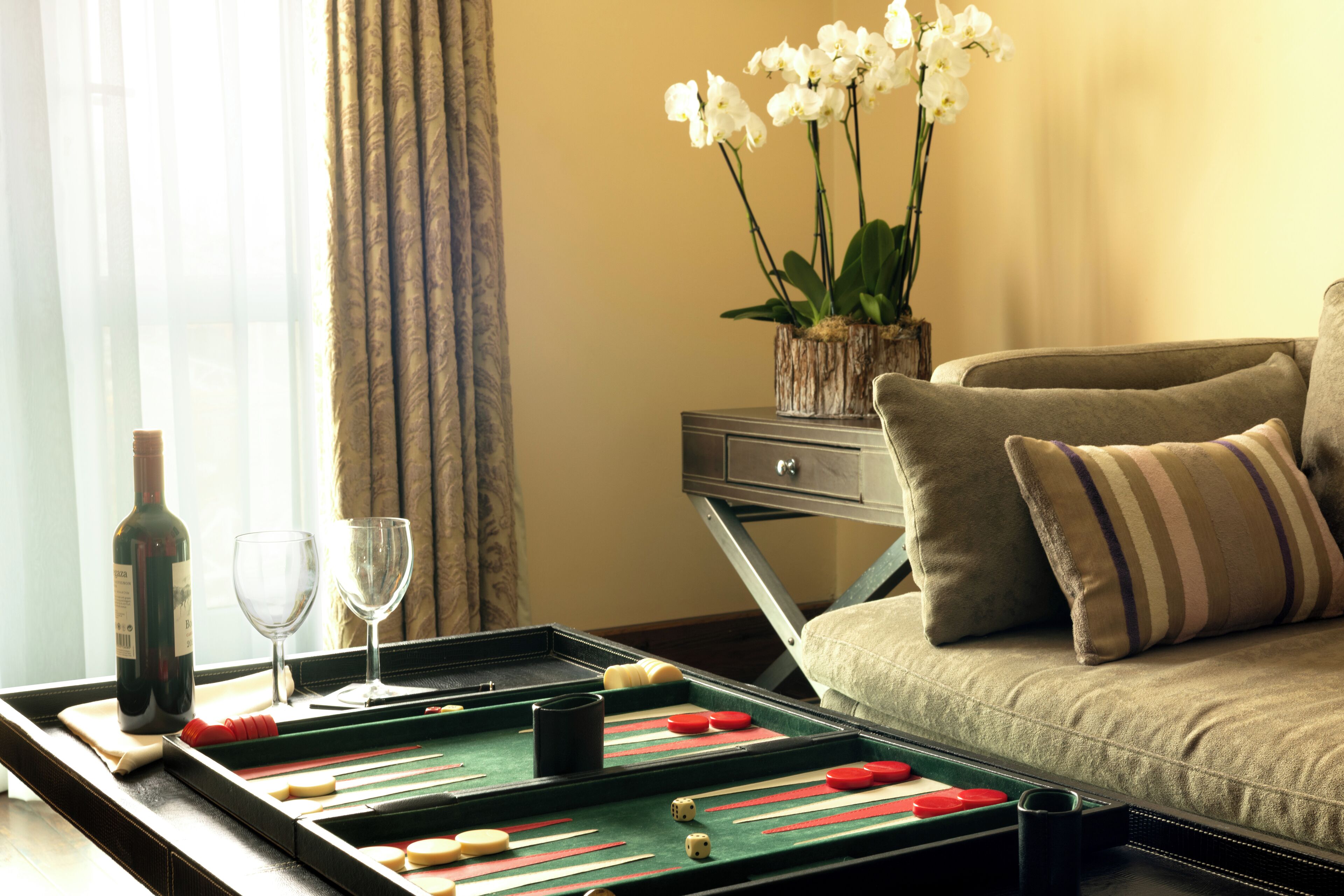 Deluxe suite, 1 kingsize bed, uitzicht op park | Woonkamer | Een 42-inch flatscreentelevisie met digitale zenders en een dvd-speler