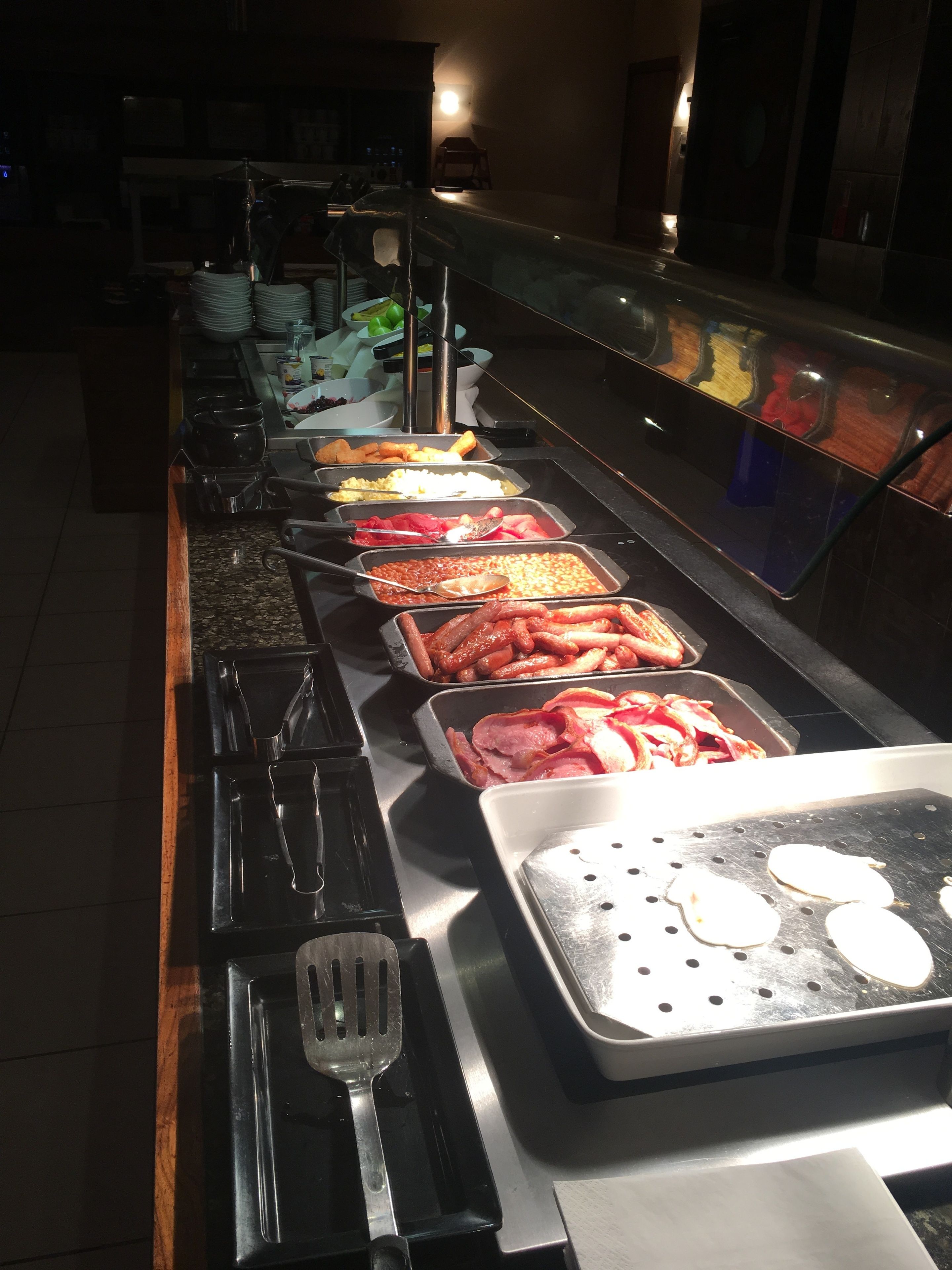 อาหารเช้าชุดใหญ่สไตล์อังกฤษทุกวัน (GBP 18.00 ต่อคน)