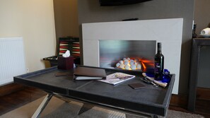 豪華套房, 1 張特大雙人床, 公園景觀 | 客廳 | 42-吋平面電視、數位頻道、 DVD 播放機