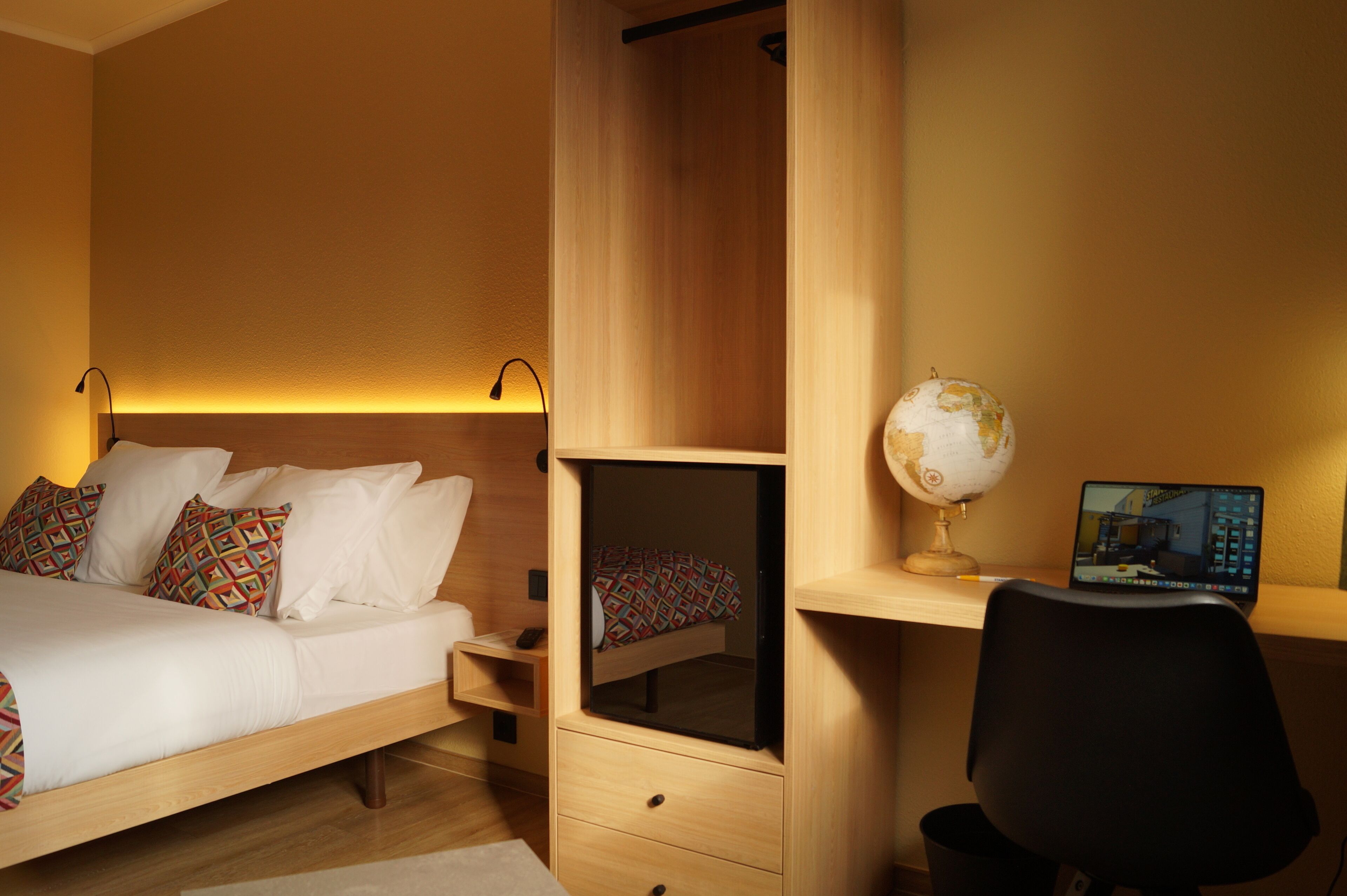 Bureau, rideaux occultants, chambres insonorisées