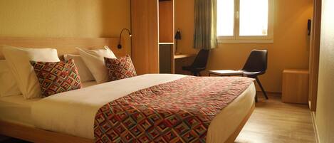 Dobbeltrom | Skrivebord, blendingsgardiner, lydisolert og strykejern/-brett