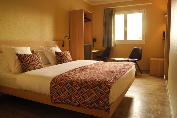 Tweepersoonskamer | Een bureau, verduisterende gordijnen, geluiddichte muren