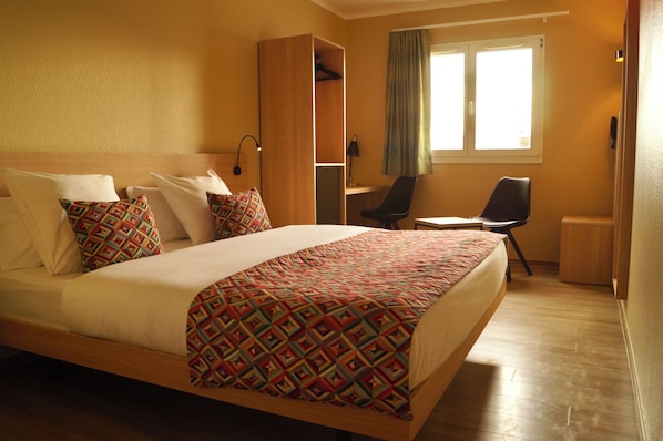 Dubbelrum | Skrivbord, mörkläggningsgardiner, ljudisolering och strykjärn/strykbräda