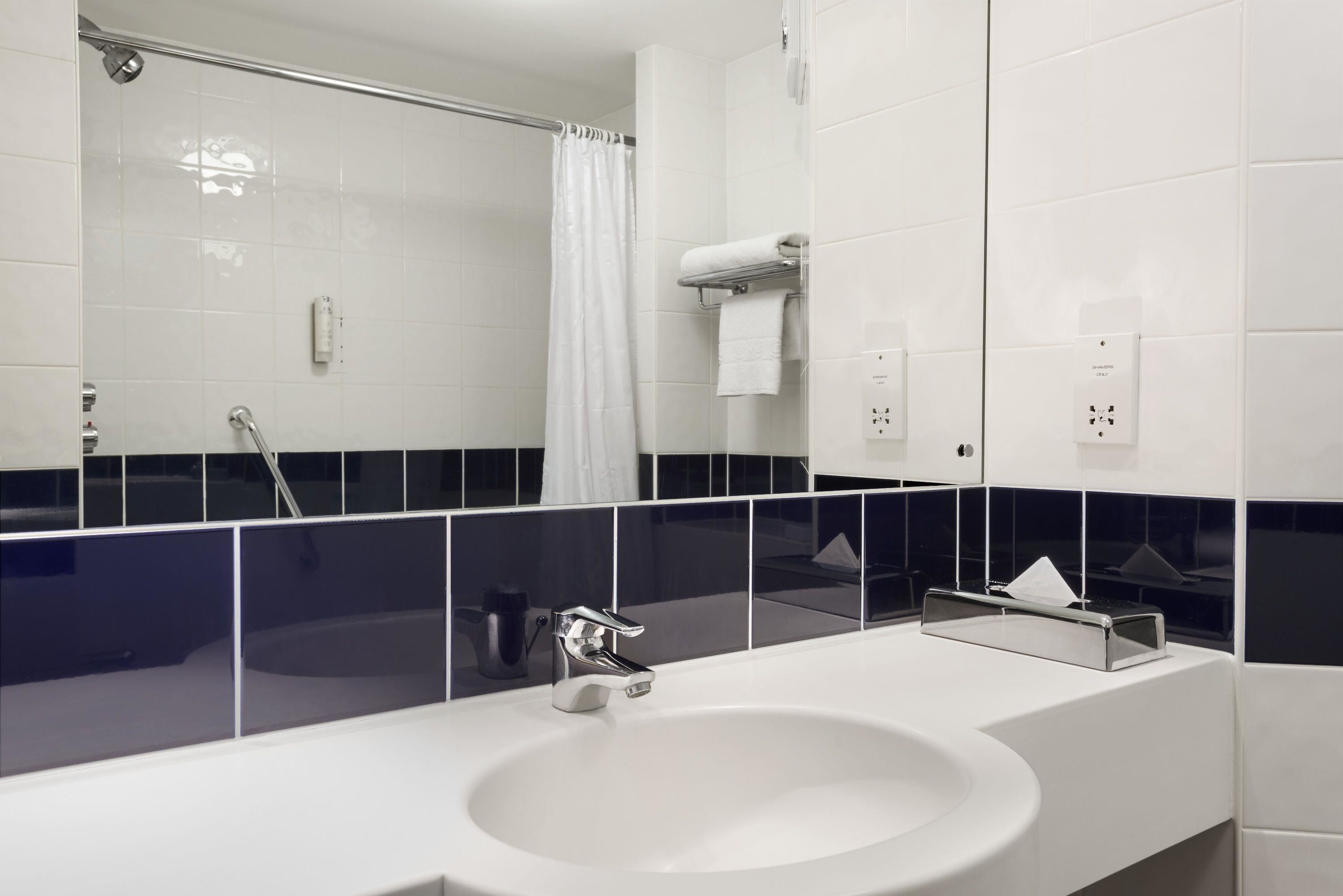 Kombinasi shower/bathtub dan perlengkapan kamar mandi ramah lingkungan