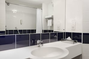 Een bad/douchecombinatie, milieuvriendelijk toiletgerief