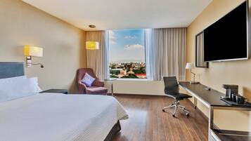 Prime Suite | Hypo-allergenic bedding, in-room safe, desk, laptop workspace