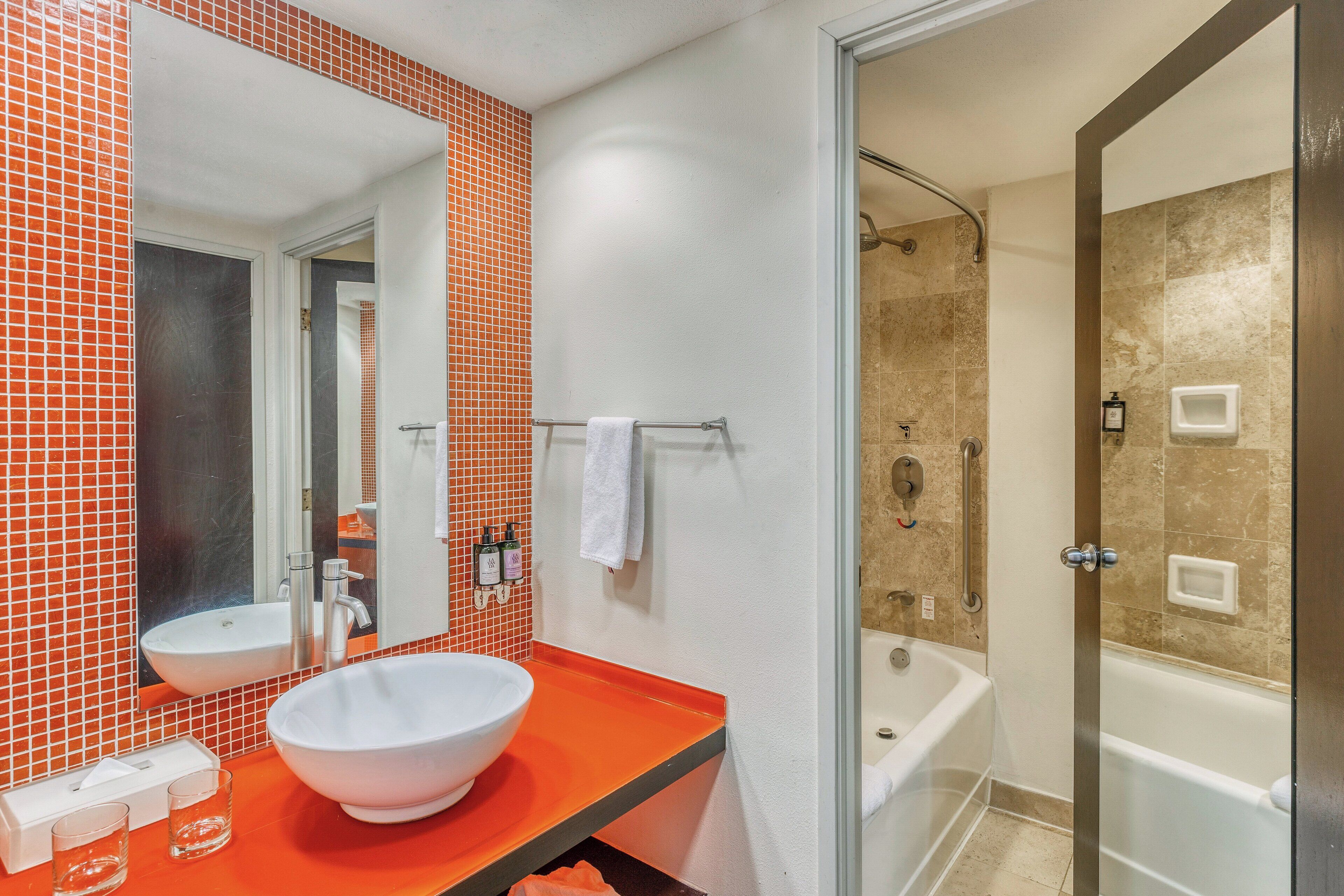 combined shower/bathtub, deep-soaking bathtub, free toiletries