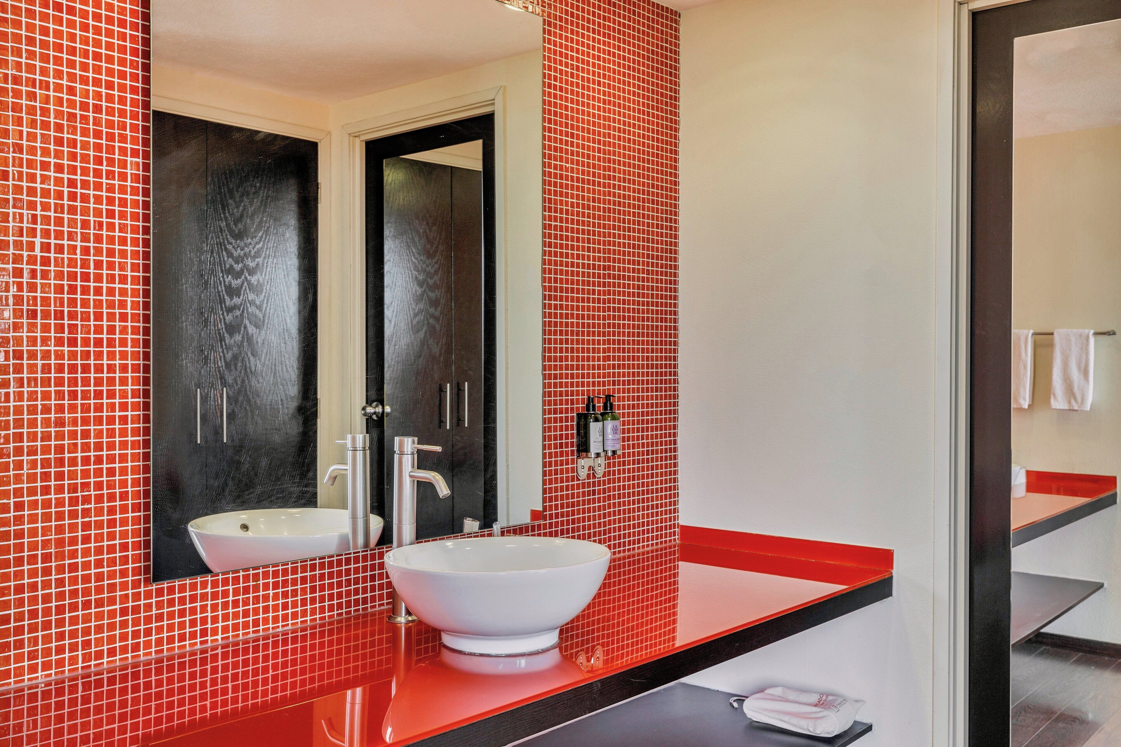 combined shower/bathtub, deep-soaking bathtub, free toiletries