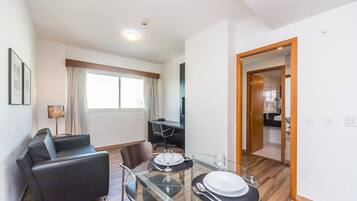Suite - 2 soveværelser (1 Double Bed and 2 Single Beds) | Minibar, pengeskab på værelset, skrivebord