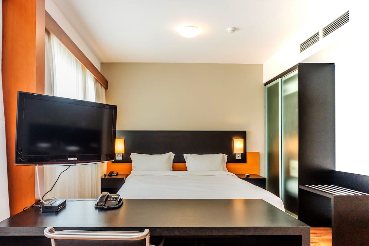 Minibar, in-room safe, desk, laptop workspace