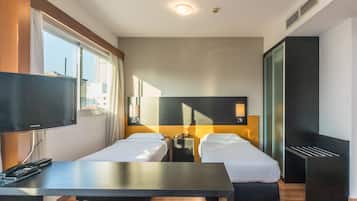 Habitación individual estándar | Minibar, caja fuerte, escritorio y espacio para trabajar con un portátil