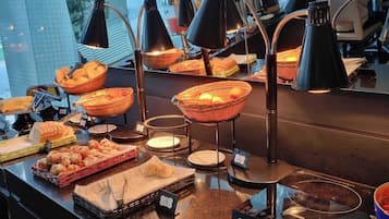 Daily buffet breakfast (BRL 35 per person)