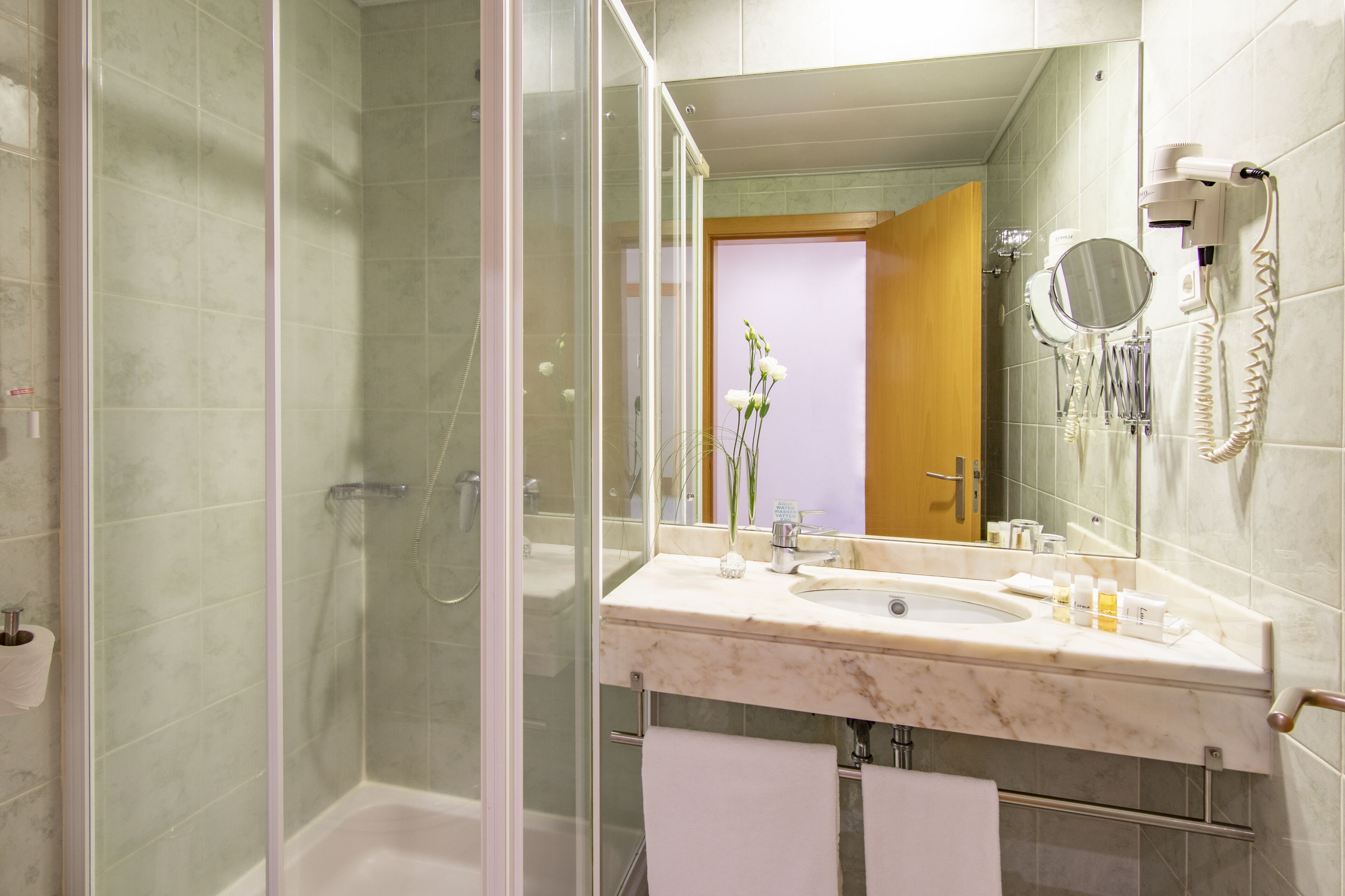 single room | bathroom | combined shower/bathtub, deep-soaking bathtub, rainfall showerhead
