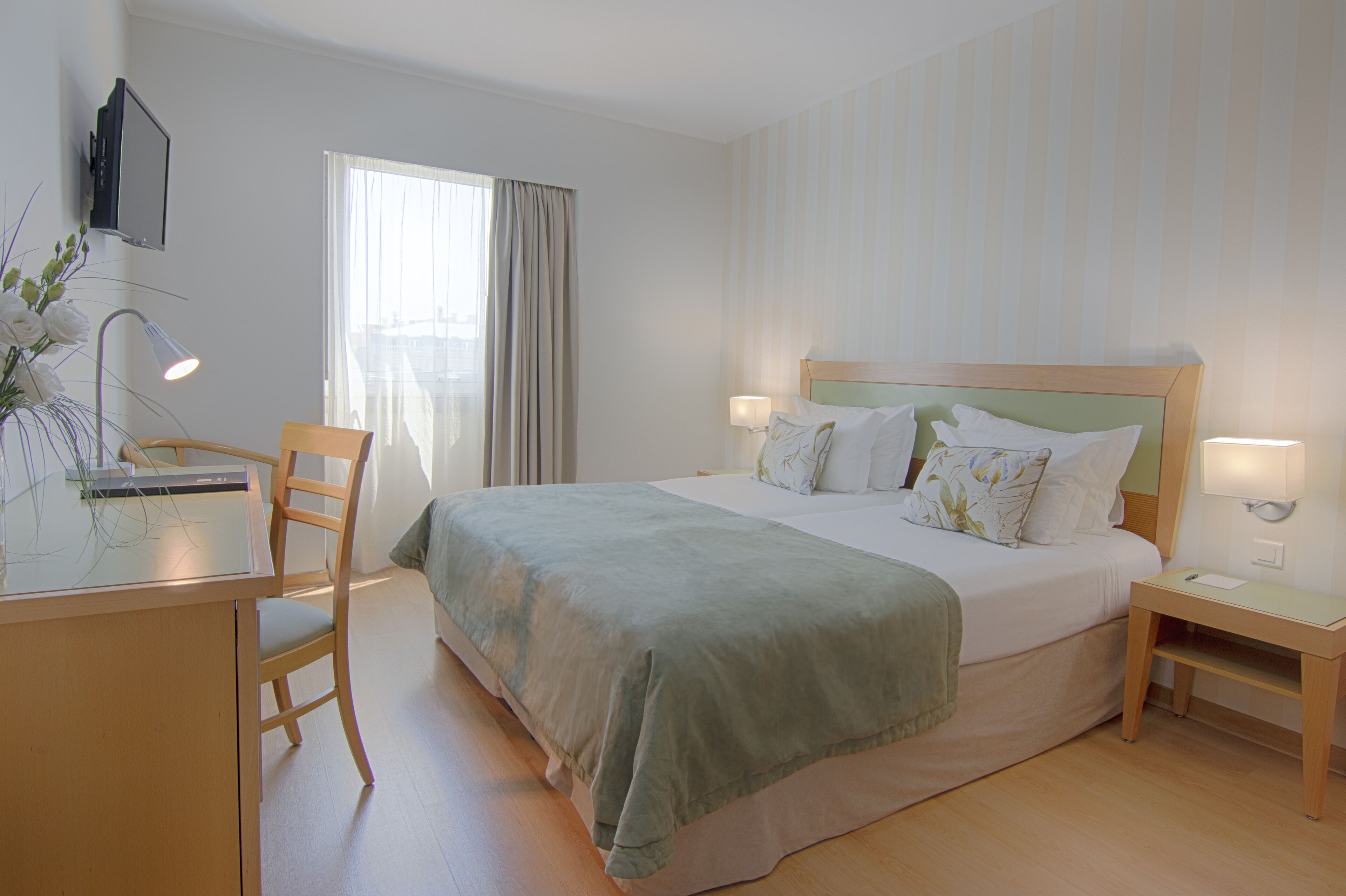 1 bedroom, egyptian cotton sheets, select comfort beds, minibar