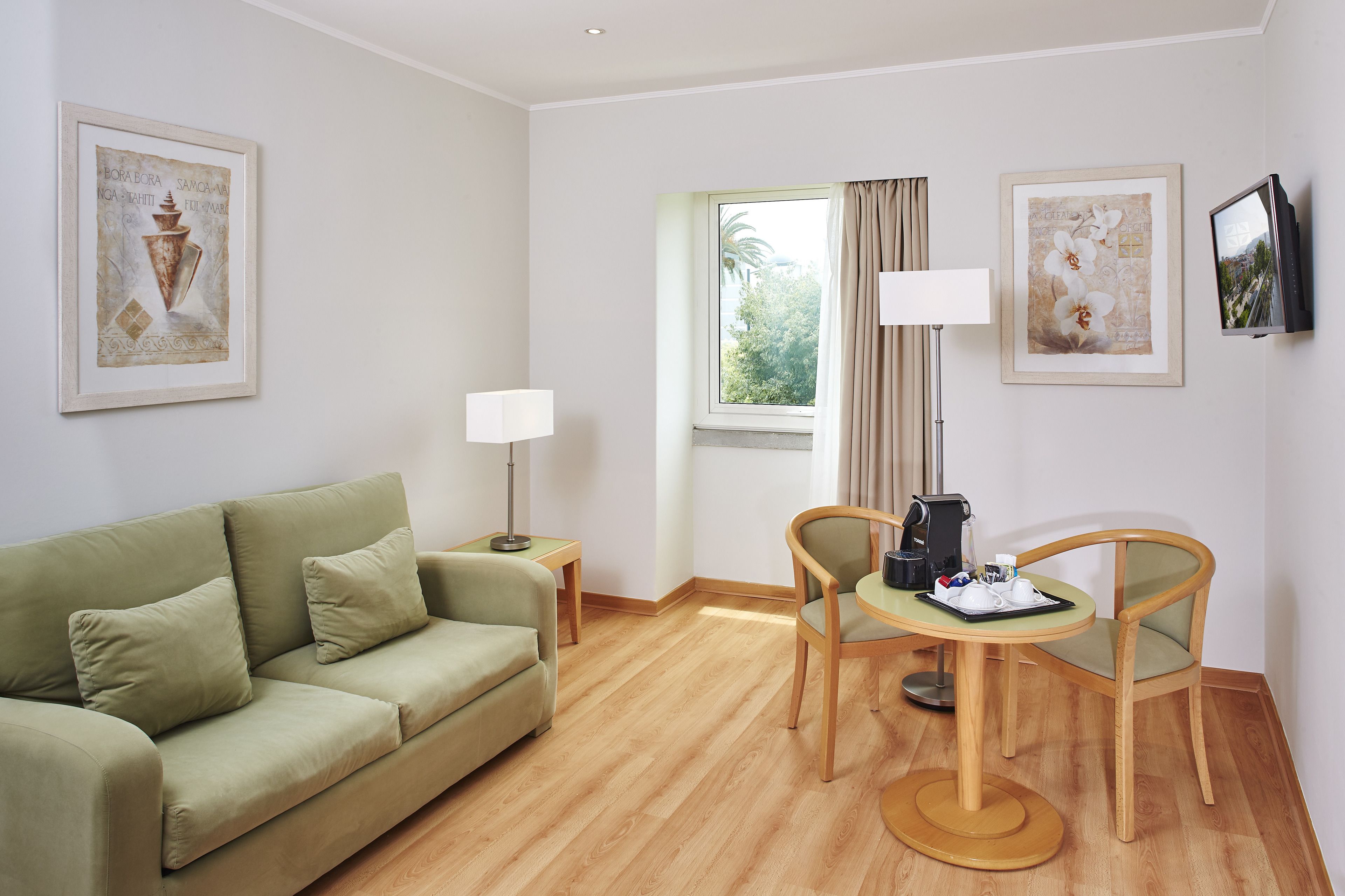 suite | living area | lcd tv