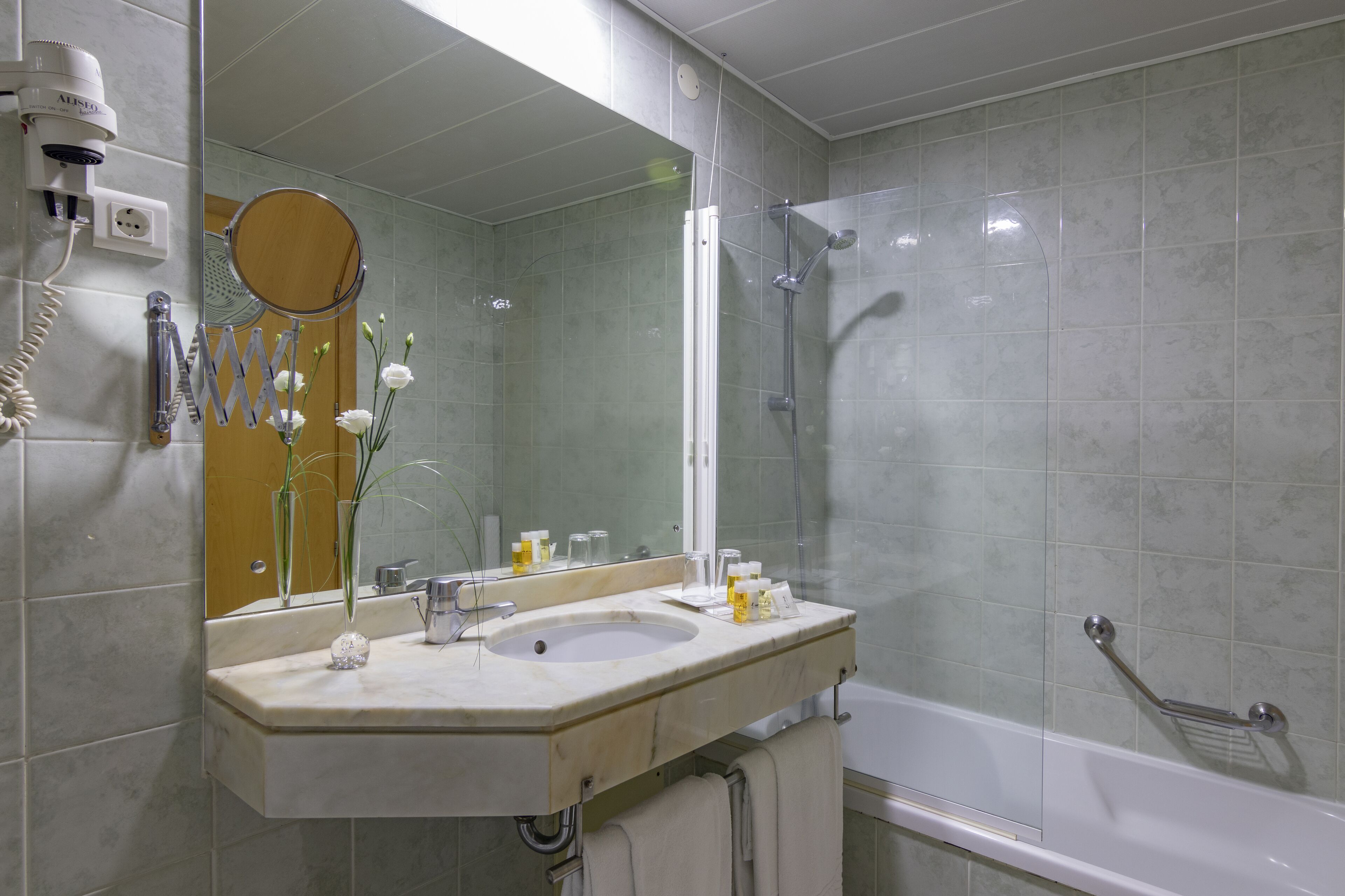 combined shower/bathtub, deep-soaking bathtub, rainfall showerhead