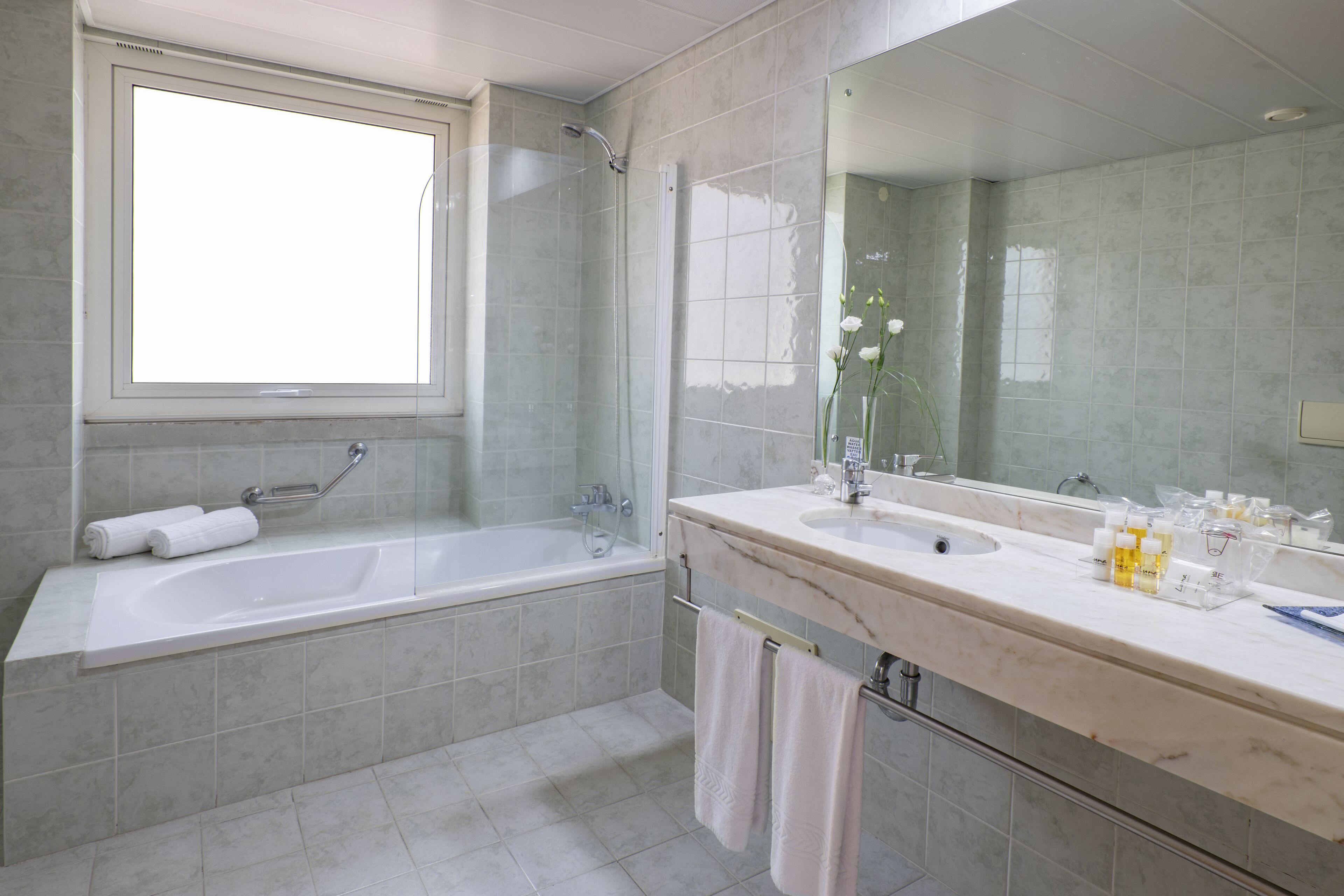 suite | bathroom | combined shower/bathtub, deep-soaking bathtub, rainfall showerhead