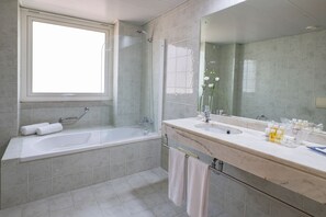 Suite | Bathroom | Combined shower/tub, deep soaking tub, rainfall showerhead - Luna Esperança Centro Hotel (Setubal)
