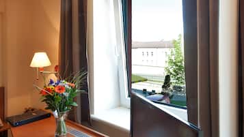Deluxe Room, 1 Double or 2 Single Beds | Room amenity