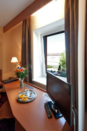 Deluxe Room, 1 Double or 2 Single Beds | Room amenity