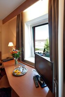 Deluxe Room, 1 Double or 2 Single Beds | Room amenity