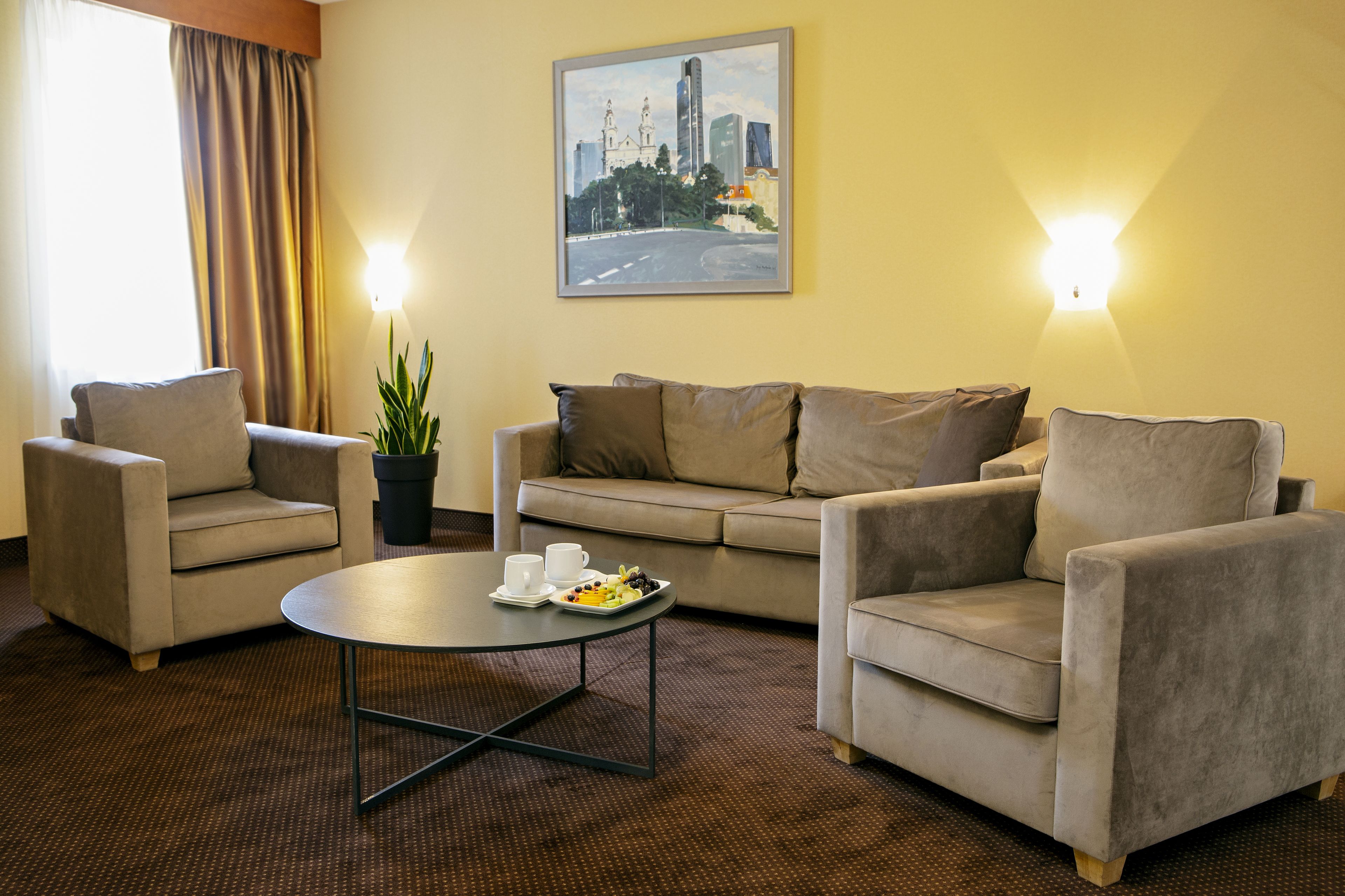 Ropa de cama hipoalergénica, minibar, escritorio y cortinas blackout 