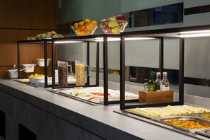 Tägliches Frühstücksbuffet (10 EUR pro Person)