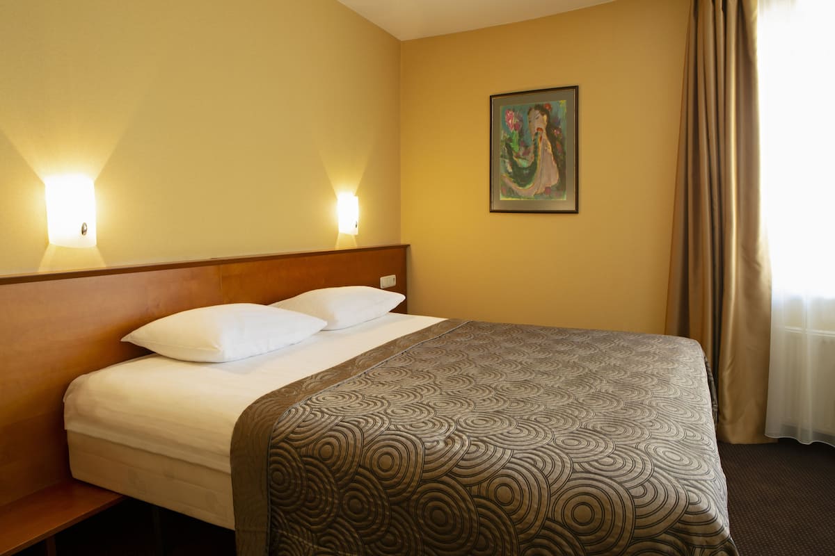 Suite | Ropa de cama hipoalergénica, minibar, escritorio y cortinas blackout