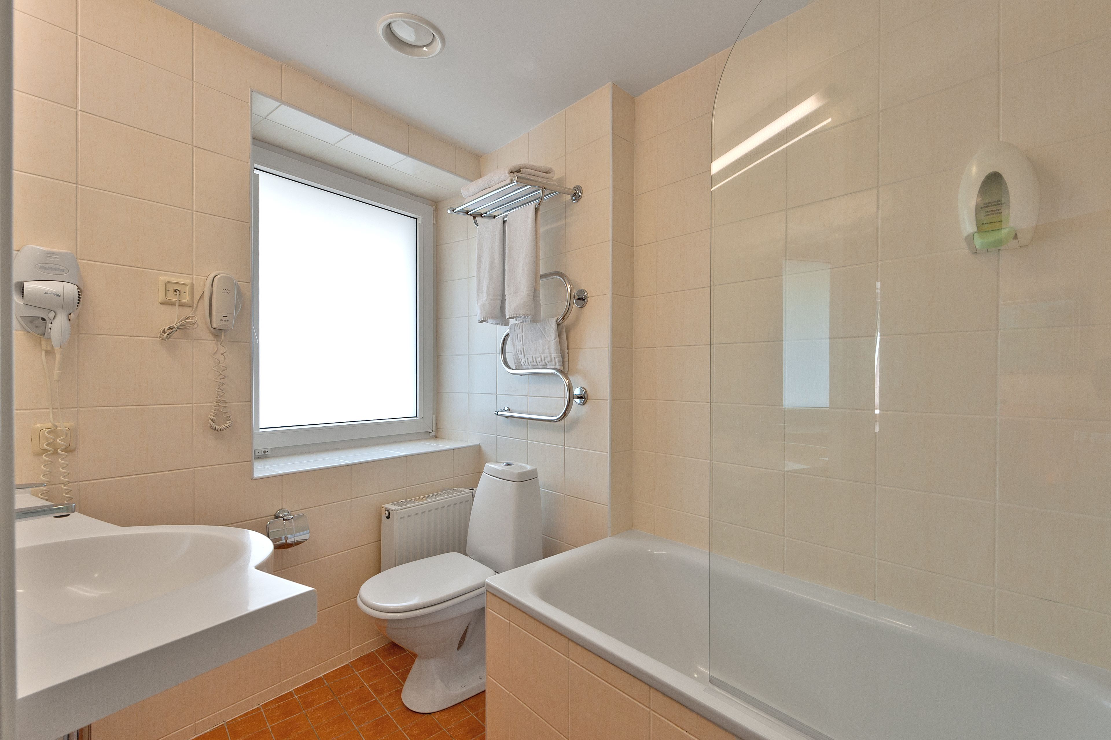 1 bedroom, hypo-allergenic bedding, minibar, desk