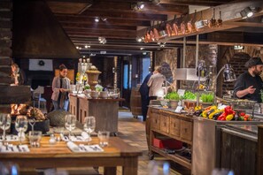 Frühstück, Mittagessen, regionale Küche, Blick auf den Garten 