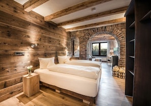 Gutshof-Room | Premium bedding, minibar, in-room safe, individually decorated