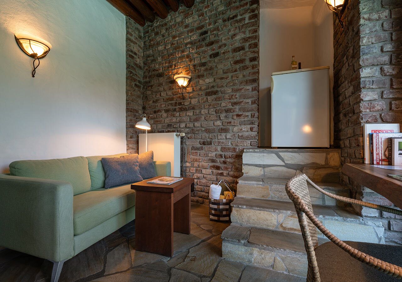 pool room | living area | 32-inch flat-screen tv with premium tv channels, tv