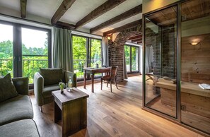 Green Wellness Suite | Living area | 32-inch flat-screen TV with premium channels, TV
