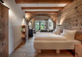 Habitación Deluxe doble, bañera (Wellness) | Ropa de cama de alta calidad, minibar, caja fuerte y escritorio