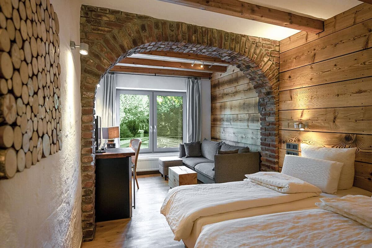 Chambre Deluxe double (Wellness) | Literie de qualité, minibar, coffre-fort, décor unique