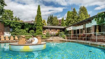 Una piscina techada, una piscina al aire libre de temporada