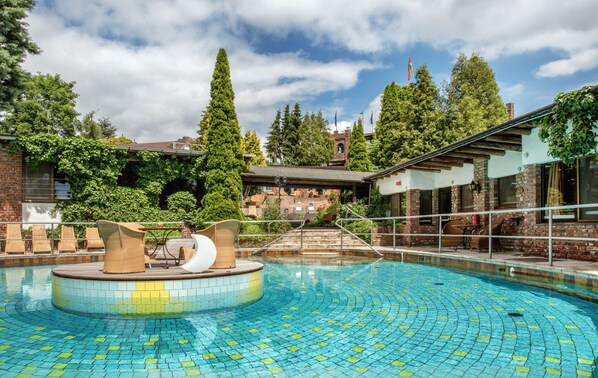 Indoor pool, seasonal outdoor pool, pool loungers