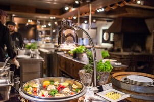 Se sirven desayunos, almuerzos y cocina regional (con vistas al jardín) 