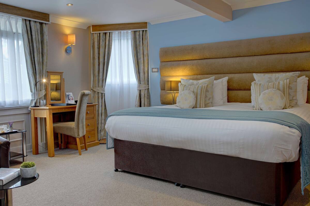 standard room, 1 double bed, non smoking (lodge) | in-room safe, individually decorated, individually furnished, desk