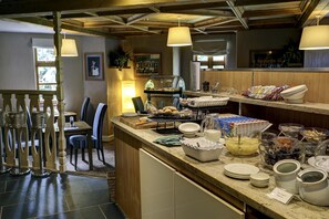 Phục vụ bữa sáng, bữa trưa, bữa tối, đặc sản địa phương 