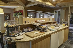 Komplett frokost hver dag (GBP 17.50 per person)