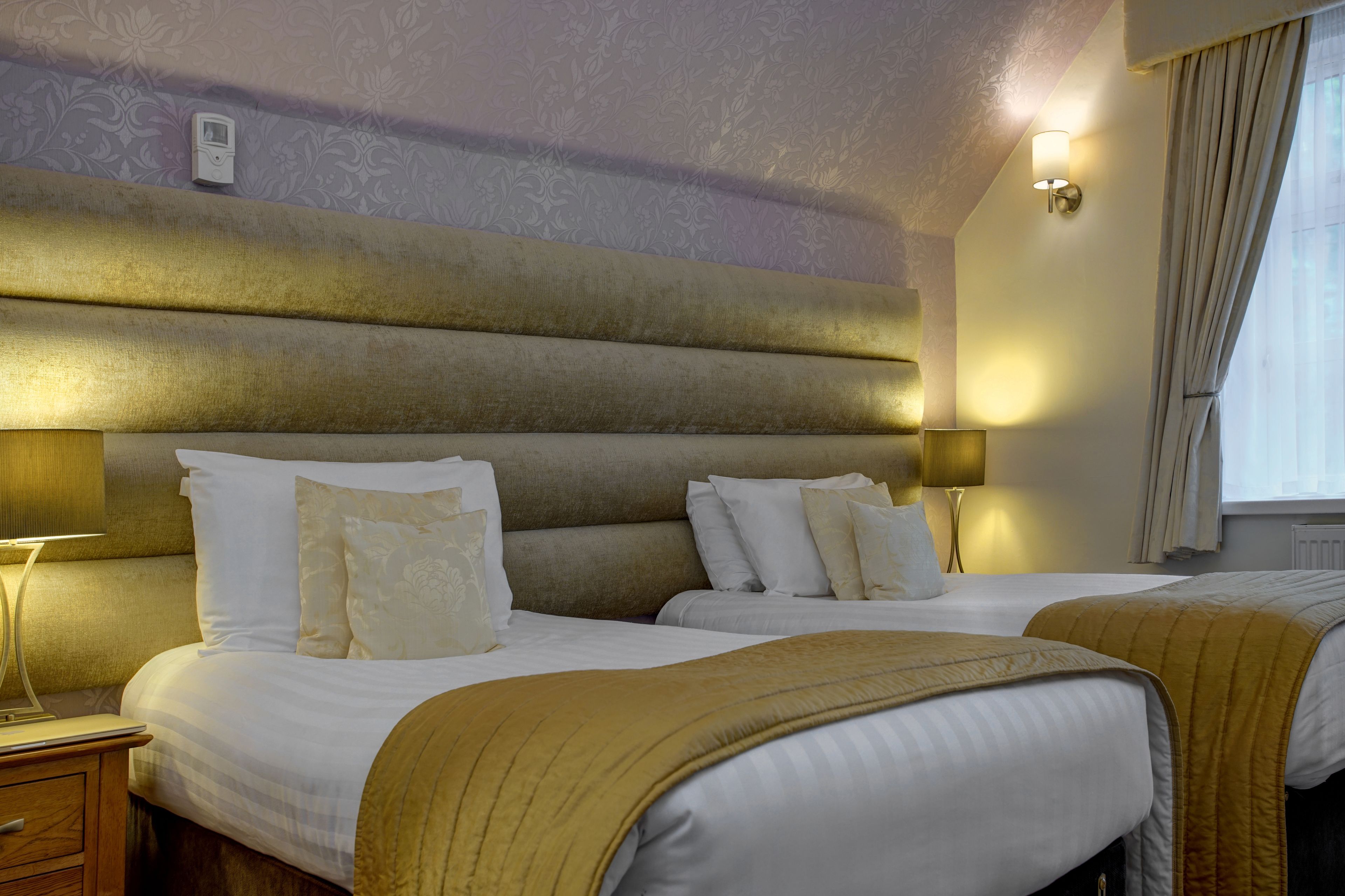 standard room, 2 single beds, non smoking | in-room safe, individually decorated, individually furnished, desk